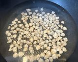 Hình bước làm 1 của món Canh Hến Nấu Hoa Thiên Lý