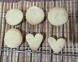 A picture of step 8 of Frosting sugar cookies.