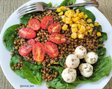Foto del paso 5 de la receta: Ensalada de lentejas con brotes de espinaca
