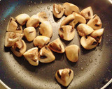 Foto del paso 6 de la receta: Tapa de champiñones con ajo y perejil