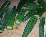 A picture of step 1 of Masala okra with dry coconut.