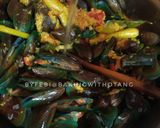 Foto langkah ke 5 dari resep Kerang Hijau Kuah Bumbu Kuning.