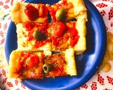 Foto del passaggio 4 della ricetta Pizzette di pasta sfoglia con olive e pomodorini