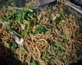 Foto langkah ke 5 dari resep Bakmi Goreng Kangkung.