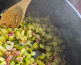 Une image de l'étape 2 de 🥒🍳 Courgettes à l'œuf et au fromage en cocotte 😋.
