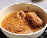 Gambar langkah 5 resipi Ayam Goreng Masak Lemak.