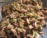 รูปขั้นตอนการทำที่ 3 ของ “ยำหมูน้ำพริกเผาใส่มะม่วง”