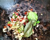 Foto langkah ke 3 dari resep Tumis Bunga Pepaya Dengan Asin Jambal Roti.