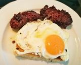 Foto del paso 6 de la receta Tosta de huevo frito con chips de alcachofas y carne de morcilla