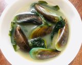 A picture of step 7 of Mussels in Soda and Ginger Broth with Spinach.