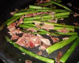 Foto del paso 2 de la receta: Espárragos verdes con jamón+queso+huevo