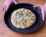 Foto del passaggio 4 della ricetta Quiche svuota frigo con insalata iceberg