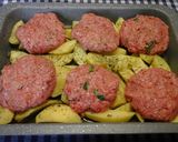 A picture of step 2 of Roasted Oven Hamburgers with Lemon and Oregano Potatoes.