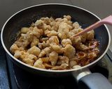 Foto langkah ke 5 dari resep Ayam Goreng Saus Mentega.