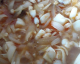 Foto del paso 3 de la receta: Sepia encebollada con gambitas