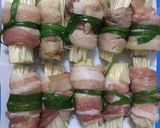 Hình bước làm 2 của món Ba rọi cuộn nấm nướng bằng nồi chiên không dầu