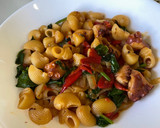 Foto del paso 6 de la receta: Pasta con pulpo, pimientos del piquillo y espinacas