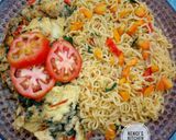 A picture of step 3 of Noodles,fried eggs with vegetables.