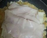 Foto del paso 5 de la receta: Tortilla de patata con pechuga de pavo y queso
