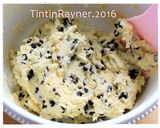 A picture of step 3 of Simple Crunchy Vanilla Chocochip Cookies.