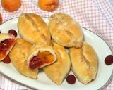 Фото кроку 7 до Пирожки с абрикосами и малиной.