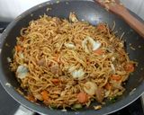 Foto langkah ke 4 dari resep Bakmie Goreng Sayuran.