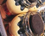 Foto del paso 3 de la receta: Shot dulce Crema Moka, frutillas, arándanos, oreo