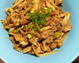 Foto langkah ke 3 dari resep 132. Tumis ayam jamur kecap.