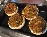 Une image de l'étape 10 de Champignons monstres farcis (oignon de roscoff,salicornes,sauce tomate maison,épices).