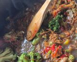 Une image de l'étape 4 de Nouilles sautées au boeuf et légumes à la sauce soja en cocotte.