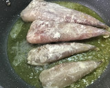 Foto del paso 3 de la receta: Rape con salsa de pimientos y piñones al vino dorado