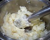 Hình bước làm 2 của món Khoai mì quết cuốn bánh tráng