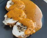 Foto del paso 9 de la receta: Redondo de pavo relleno de champiñones y queso en salsa