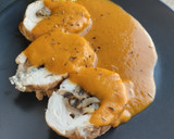 Foto del paso 9 de la receta: Redondo de pavo relleno de champiñones y queso en salsa