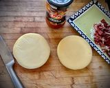 Foto del paso 1 de la receta: Aperitivos rápidos: Provolone con ibérico, Tostas de mantequilla con ajo & Mini brochetas vegetales