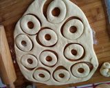 Foto del passaggio 4 della ricetta Ciambelle morbidissime al forno