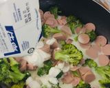 Foto del paso 3 de la receta: Espaguetti en salsa Alfredo con brócoli jamón y queso!