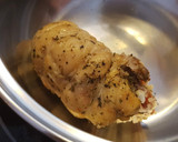 Foto del paso 7 de la receta: Contramuslos de pollo rellenos de dátiles y jamón serrano