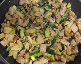 Foto del paso 5 de la receta: Wok de pavo con calabacín y champiñón