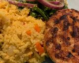 Foto del paso 3 de la receta: Arroz a la jardinera con hamburguesas de pollo y ensalada 🥗
