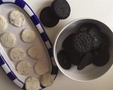 A picture of step 1 of Oreo chocolate chips.