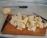 Foto del paso 1 de la receta: Una idea rápida: Papas, cebolla y morrón fritos, con pollo