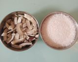 ટોપરાની ચીકકી (Coconut Chikki Recipe In Gujarati) રેસીપી સ્ટેપ1ફોટો