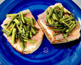 Foto del paso 4 de la receta: Tosta brioche de salmón ahumado con espárragos trigueros