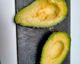 Une image de l'étape 4 de Avocat farci à la salade de scampis, surimi et mangue.