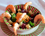 Foto del paso 4 de la receta: Ensalada improvisada con langostinos, frutos secos y queso