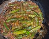 A picture of step 4 of Karahi bhindi.