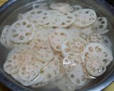 Hình bước làm 2 của món Củ sen hầm kiểu Hàn Quốc