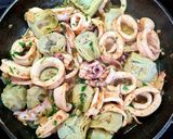 Foto del paso 2 de la receta Salteado de alcachofas con calamares