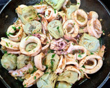 Foto del paso 2 de la receta: Salteado de alcachofas con calamares